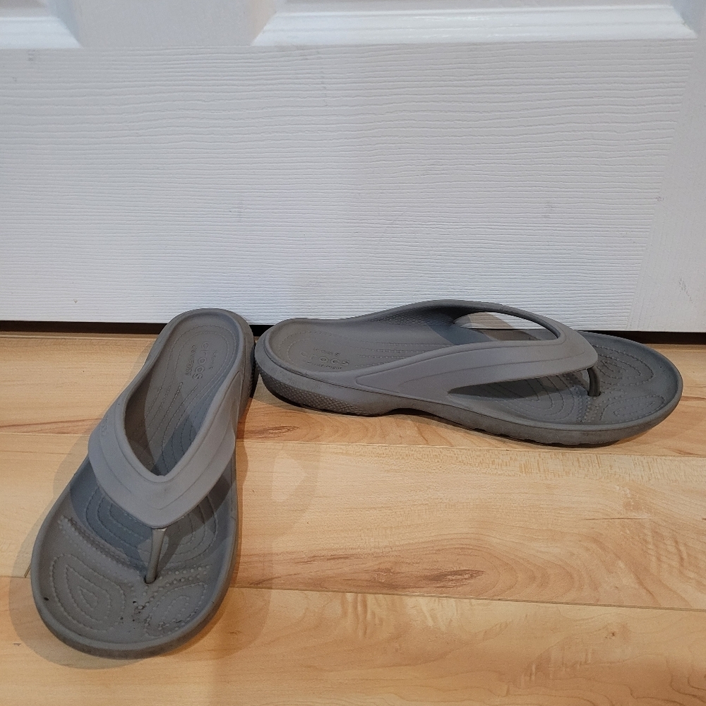 Crocs Men's Size 9 Gray Flip Flop Sandals